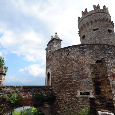 Il borgo Nazzano e il Castello Savelli